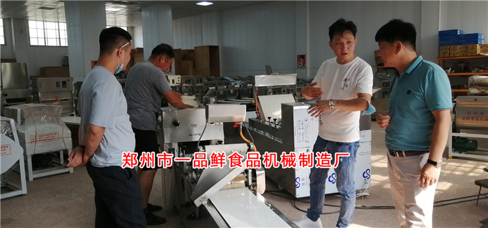 師傅現場演示設備生產操作
